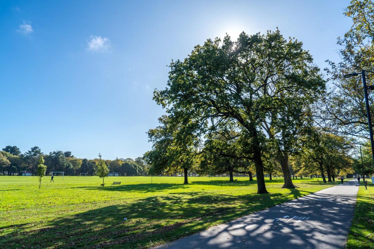 King Bed On Hagley Park Corner In The Cbd Daire Christchurch Dış mekan fotoğraf